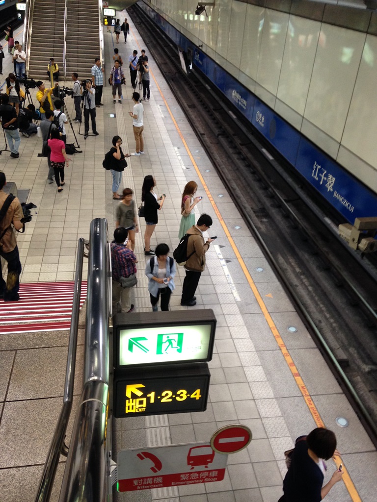 台北捷運松山新店線今(10)日上午發生一起列車行駛中、但車門竟未全部關閉的意外事件，嚇壞列車上近360名乘客。圖：新頭殼資料照片   