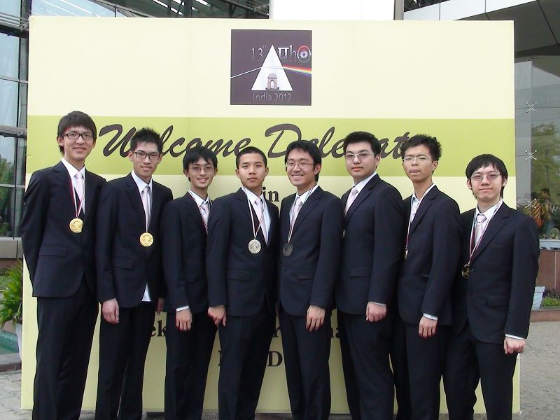 代表台灣參加亞洲物理奧林匹亞比賽的學生（由左至右）分別為，劉昱廷、黃凱祺、謝郡庭、高崇森、劉彥成、郭曉嵐、王健安、柯威任。圖片來源：教育部提供。   