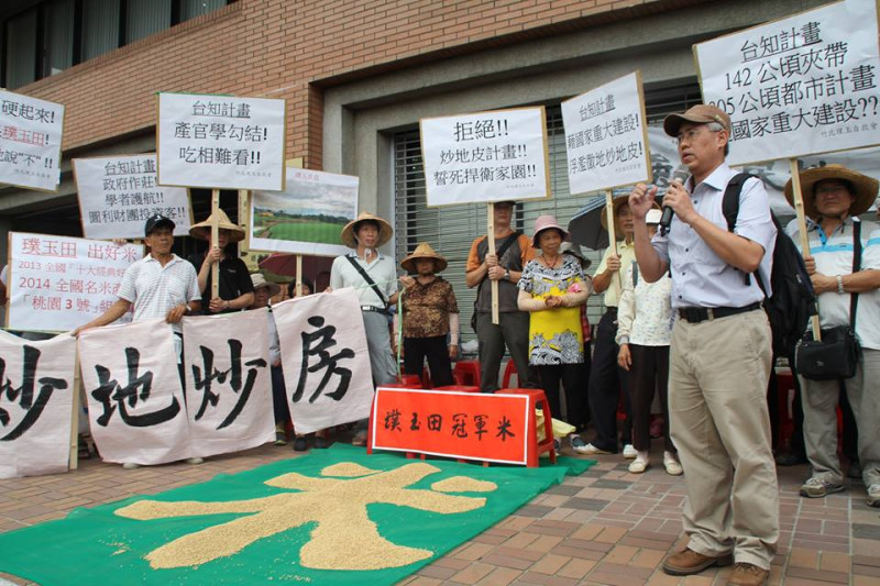 台北大學副教授廖本全（右）到場聲援反對台知園區計劃的竹北璞玉自救會。圖2之1：林雨佑/攝   