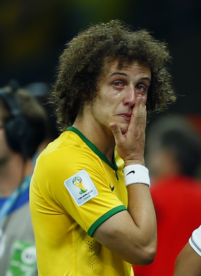 世足賽4強準決賽，地主隊巴西慘遭德國以7比1血洗，寫下世足4強賽史上最慘烈一役。比賽結束後，巴西隊副隊長路意斯（David Luiz）當場難過落淚。圖片來源：達志影像/路透社   