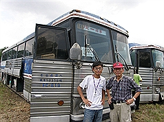 公車迷錢大群（右）與周凌廣（左），兩人相差40歲，卻都自掏腰包買下淘汰的客運車收藏。圖為錢大群收藏
的早期國光客運。（台灣巴士文化協會提供）圖片來源：中央社   