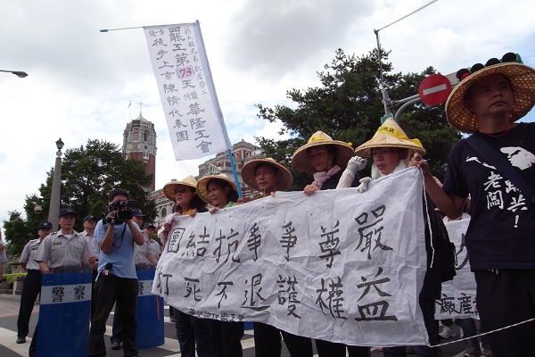 曬了一上午的太陽，現場將近300多名工人與聲援人士，完全等不到總統府的任何回應，因此華隆工會決定暫時撤離總統府，一行人轉往旁邊的二二八和平紀念公園用餐。圖：楊宗興/攝   