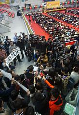 台灣大學15日舉行83週年校慶大會，台灣大學學生聯盟在校慶會場上，抗議校方以訴訟手段要求紹興社區居民拆屋還地和賠償損害。圖片來源：中央社   