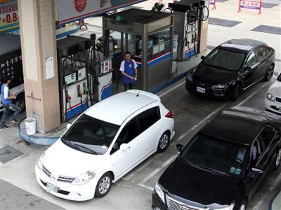 中油公司宣布，自明（29）日凌晨零時起調漲各式汽、柴油價格每公升各0.3元。圖片來源：中央社資料照片。   