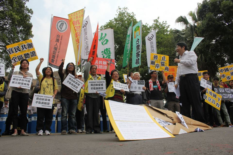 經濟民主連合召集人賴中強等人30日上午在行政院前高喊「毛治國、夏立言下台」、「中國M503步步進逼」。圖：林雨佑/攝   