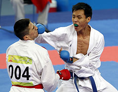 廣州亞運空手道項目25日進行男子60公斤級賽事，中華隊選手夏文皇（右）在領先的情況下，因出手過重，被判犯規落敗。圖片來源：中央社。   