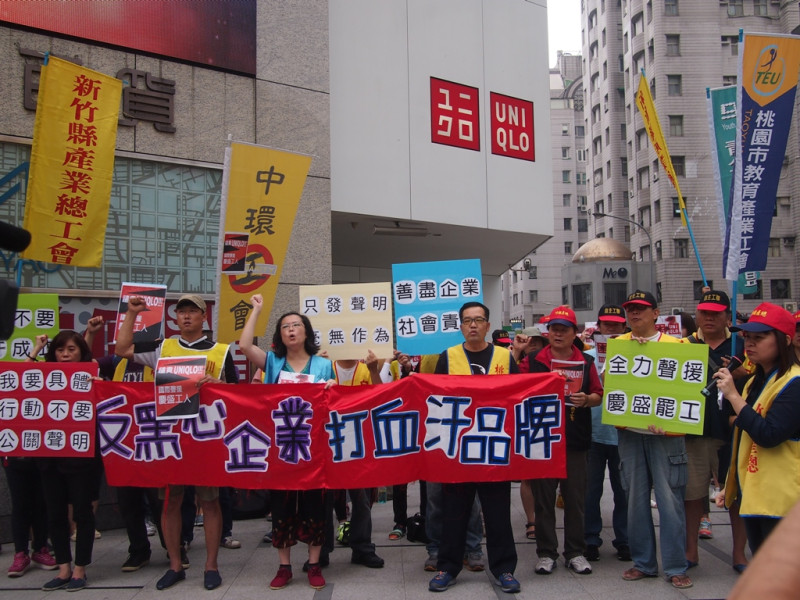 台灣各地產業工會以及多個民團，共30多人，到場聲援慶盛工人。圖:何星瑩/攝   