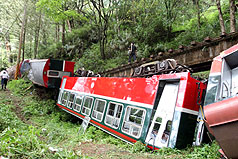 阿里山小火車今（27）日中午發生翻覆意外，目前確認至少造成5人死亡、61人輕重傷。圖片來源：中央社。   