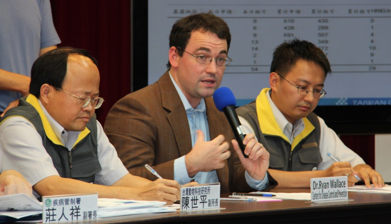 中央流行疫情指揮中心今(23)日下午針對狂犬病疫情召開記者會。美國疾病預防管制中心專家Dr.Ryan Wallance(圖中)認為，台灣根除狂犬病的機率相當大。圖：黃朝郁/攝   