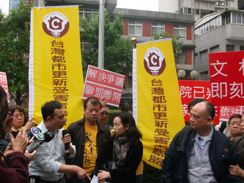 台北高等行政法院今日針對文林苑都更爭議開庭，王家和同意戶在場外較勁。圖：涂鉅旻/攝   