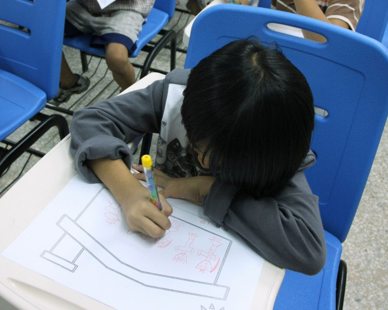 兒福聯盟今（21）日表示，目前台灣偏鄉弱勢學童之中，有7成2無法享有充足的教育資源，甚至還有2成5的弱勢學童，無法將從A到Z的英文字母寫完。圖片來源：兒福聯盟提供   