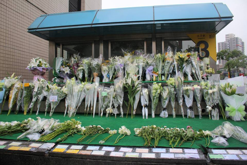 22日下午3點半，捷運江子翠站3號出口已經有數10束民眾的悼念花束和卡片。圖2之1：林雨佑/攝   