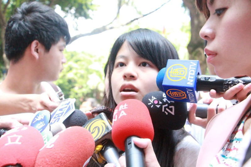 反課綱學生物資組組長林郁婕6日表示，面對蘇迪勒颱風來襲，目前最重要的是，盡可能確保現場所有學生的安全。圖:劉彥彤/攝   