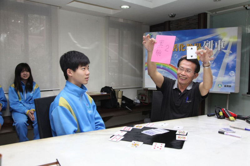 台北市立興雅國中數學科教師林壽福將撲克牌魔術融入教學，讓數學課變得更有趣。圖片來源：教育部國教司提供。   