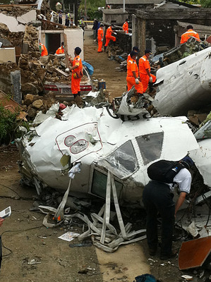 復興航空GE222班機23日晚間在澎湖馬公重飛失敗墜毀，衛福部今(24)日中午11點半將送7名傷患至台北、高雄治療。圖為飛機殘骸。圖：中央社。   