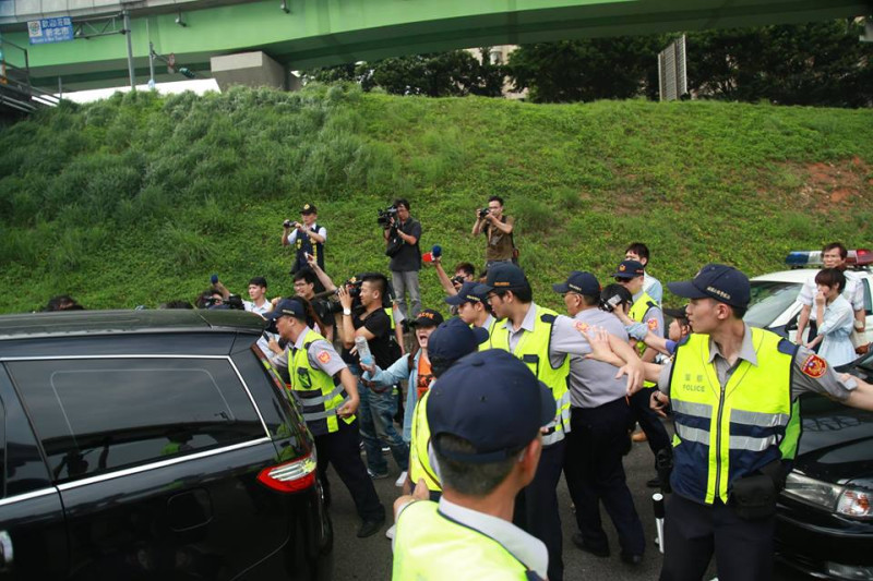 陳彥伯念完聲明後，急忙上車離去，許多收費員紛紛追上，卻被警方擋住。圖2之2：林雨佑/攝   