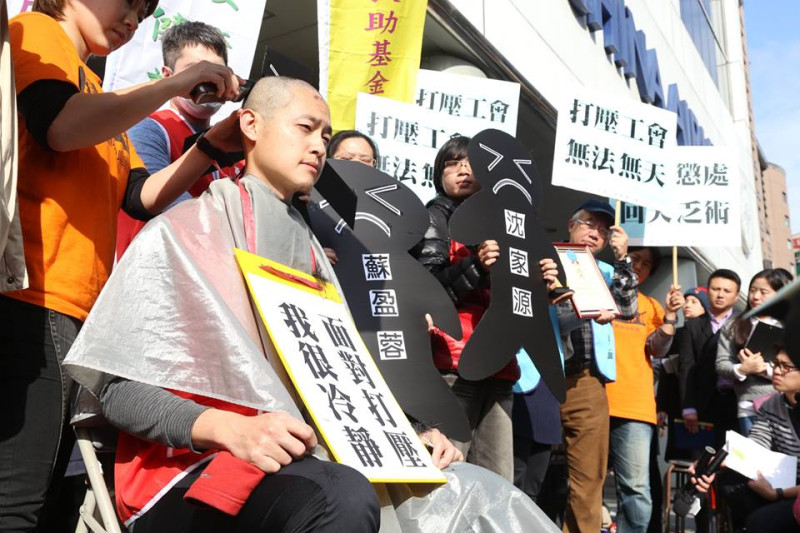 遭停飛的空服員張書元29日下午在華航台北分公司前落髮抗議，並批評華航無法無天。圖：林雨佑/攝   