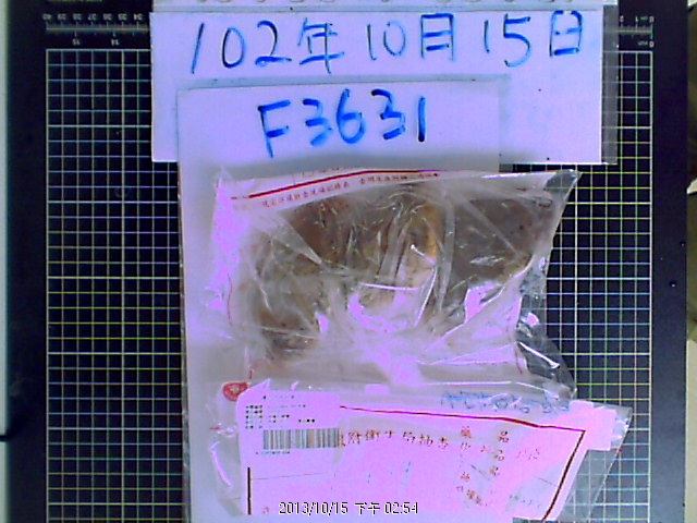 北市南京東路的上閤屋販售的「冷凍牛蹄蟹」檢出二氧化硫超標，食用後可能會對健康造成不良影響。圖：台北市衛生局提供。   