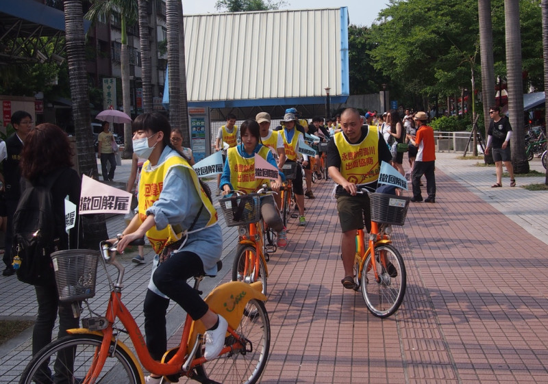 16日的腳踏車遊行宣傳行動，以捷運雙連站為起點，終點為仁愛路二段何壽川家前。圖:何星瑩/攝   