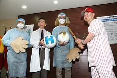 衛生署今(11)日在台北舉行「因應H7N9流感防治整備總動員」聯合記者會，醫院管理委員會執行長李懋華（右）與衛生署所屬醫院醫生出席，合作投入防疫工作。圖片來源：中央社
中央社   