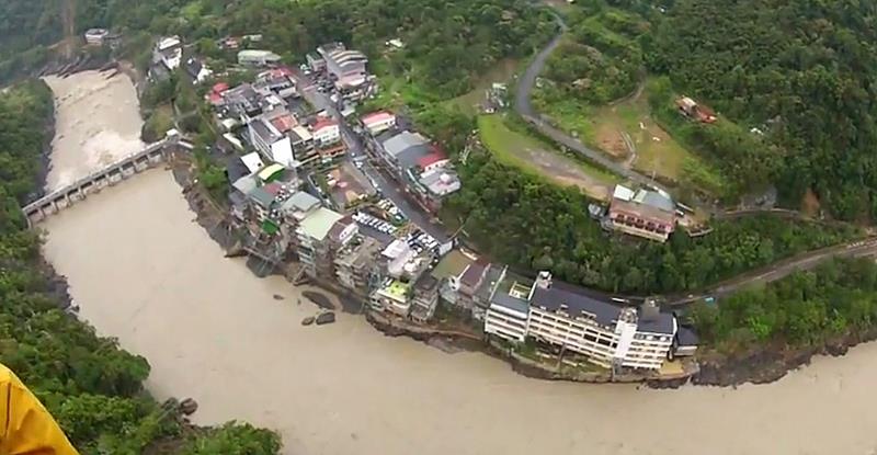 新北市烏來區因颱風蘇迪勒來襲成孤島，圖為內政部消防署空勤總隊9日在烏來上空執行空勘及物資補送任務。圖：中央社   