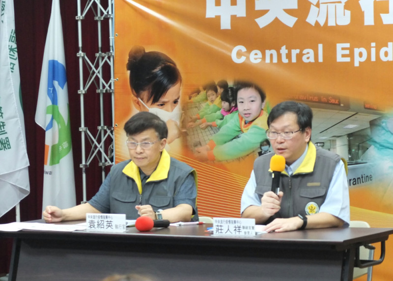 疾管署及環保署22日宣布，23日起連續3天將選定台南市中西區、南區進行實驗性的地毯性投藥，徹抵防堵孳生源。圖：翁嫆琄/攝   