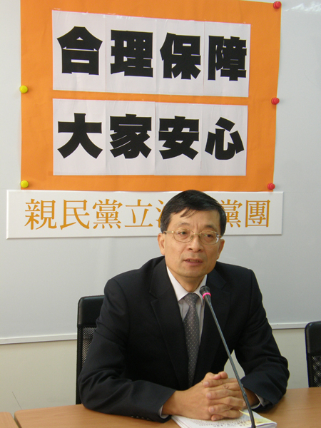 親民黨立法院黨團總召李桐豪今（25）日表示，公教人員的福利必須有法律授權才能發放，親民黨團近期會提案修正《公務人員保障法》，讓公教福利能夠法制化，消除社會爭議。圖片來源：親民黨立院黨團提供   