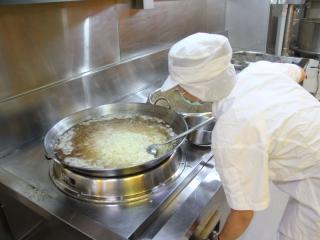 鼎王員工今天坦承湯頭裡有加雞湯塊，鼎王公關則表示，官網並未強調湯頭是天然的。圖：中央社。   