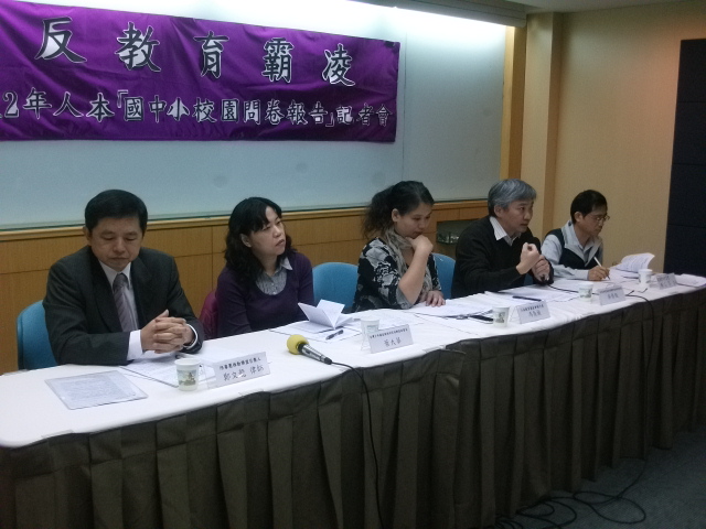 人本基金會今(20)日公布台灣2011學年度國中小體罰情形的調查，結果發現，全台仍有9成的學校有體罰的情形。圖：涂鉅旻/攝   