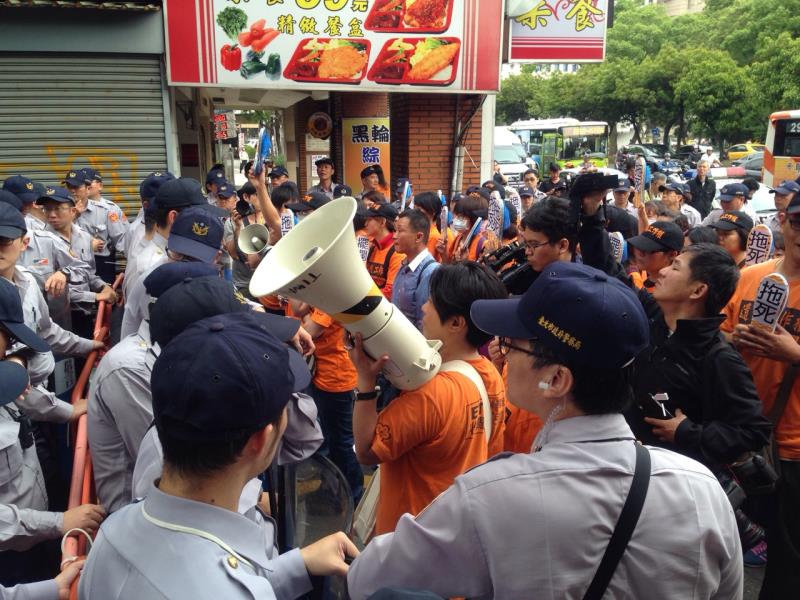 全國關廠工人、國道收費員共70餘人，1日早上7點半再到位於和平東路2段18巷的行政院長毛治國官邸抗議。圖：中央社   