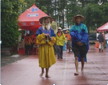 2008年11月8日，參加台灣第18屆國際快樂健走，全副武裝的赤腳挖金夫妻檔，第2天的30公里以5小時15分走完。圖片來源:希望基金會   