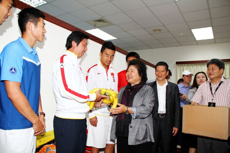 台維斯盃開打，兩岸網球選手對戰，市長陳菊特別送兩大箱香蕉給選手補充熱量、防抽筋，並為台灣選手加油。圖片來源：高雄市政府提供。   