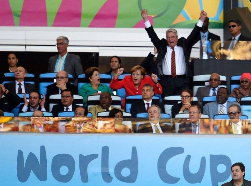 德國總統梅克爾看球時握拳吶喊的瘋狂模樣，全被看台對面的攝影記者拍攝下來。圖片來源：翻攝自The Global Mail記者Joel Tozer個人推特   