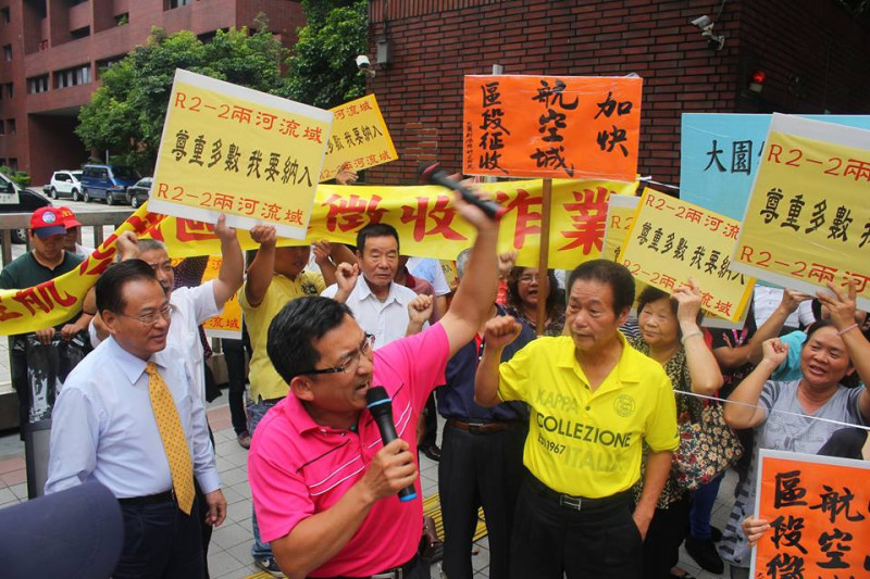 支持計劃的國民黨立委廖正井到場，居民則高喊「委員加油」。圖3之3：林雨佑/攝   