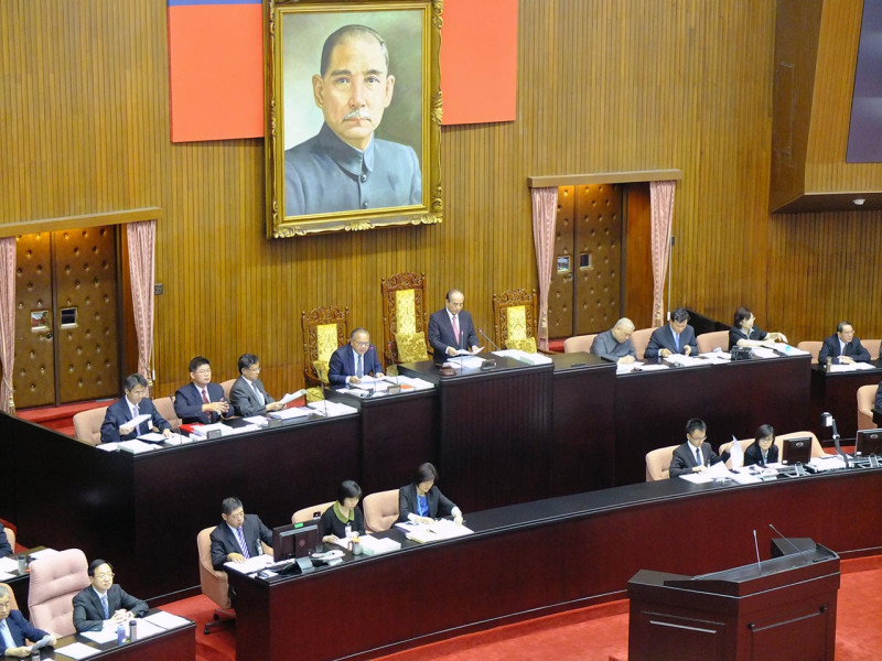 立法院今(23)日三讀通過，若汽機車駕駛在行駛於道路時抽菸，可處600元罰鍰。圖：翁嫆琄/攝。   