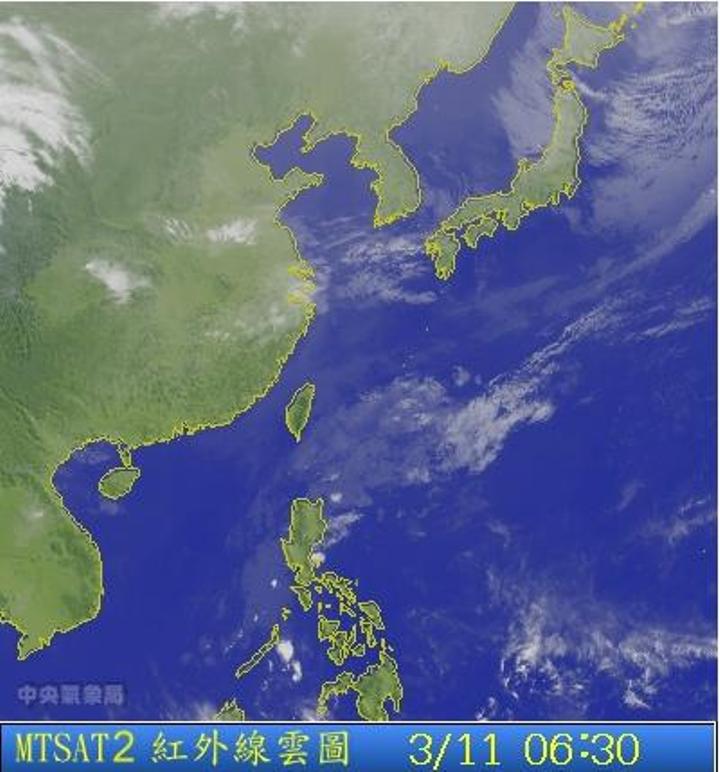 在鋒面通過及東北季風影響下，週四北部及東半部會有短暫雨。圖為3/11 06:30台灣的衛星雲圖。圖片來源：中央氣象局。   
