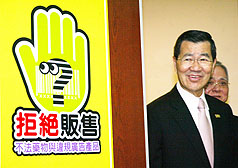 副總統蕭萬長（前）22日在衛生署出席「肺癌─國人癌症的頭號殺手」記者會，現身說法罹患肺癌的經過。圖片來源：中央社   
