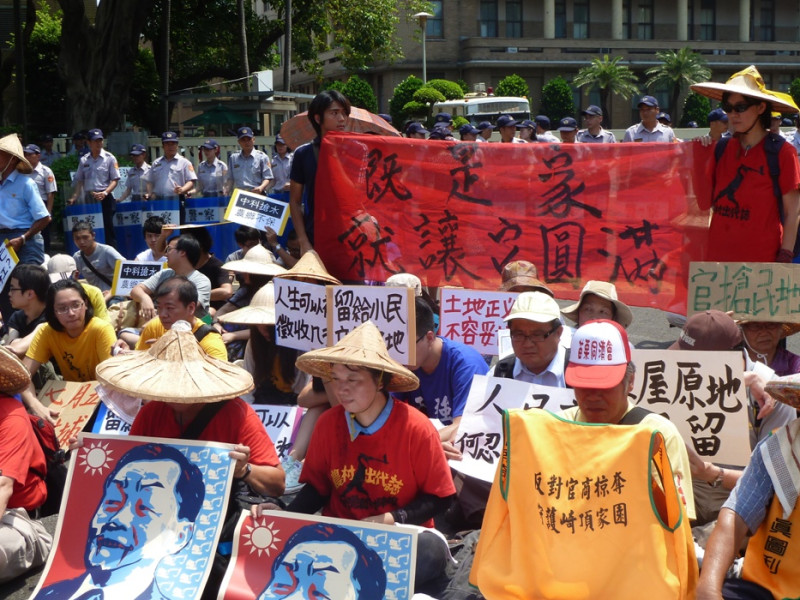 竹南大埔自救會、台灣農村陣線等團體今(2)日上午10點再次來到行政院門口陳情抗議，200多個老弱婦孺頂著將近攝氏36度的高溫，在現場靜坐抗議。圖：謝莉慧/攝   