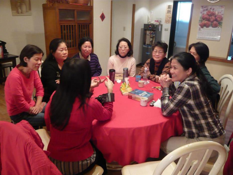 台灣失智症協會常舉辦失智者互助家庭家屬聯誼，讓家中有失智者的家屬可以互相交換照顧心得。圖片來源：台灣失智症協會提供。   