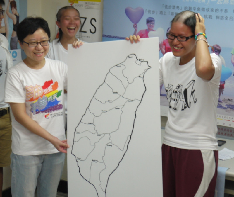 玻璃紙團隊總召方敏(右)帶領玻璃紙團隊用徒步環島的行動，支持台灣伴侶權益推動聯盟的多元成家草案。圖左為：伴盟秘書長簡至潔。圖：陳亭羽/攝   