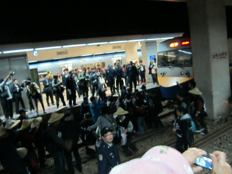 台鐵今（5）晚表示，關廠工人在台北車站的行動共影響班車15列次、延誤450分、旅客5800人，將保留法律追訴權，並交由鐵路警察局處理。圖：何孟璇/攝   