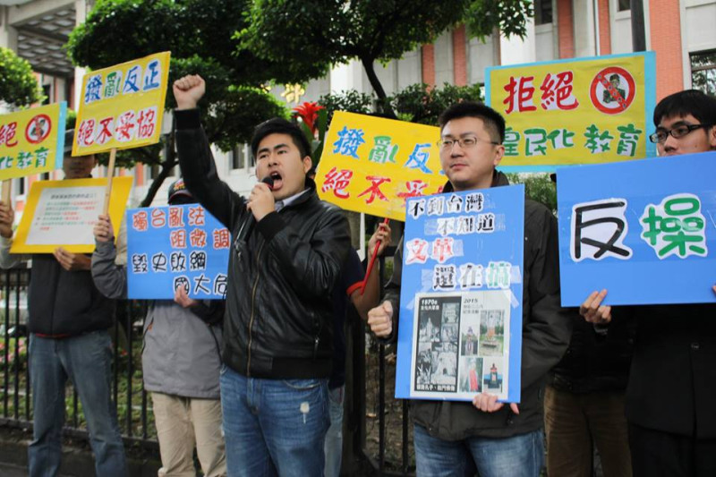 抗獨史陣線召集人王炳忠今(6)天上午到教育部前開記者會，高喊「反仇恨 反操弄 要真相」。圖：林雨佑/攝   