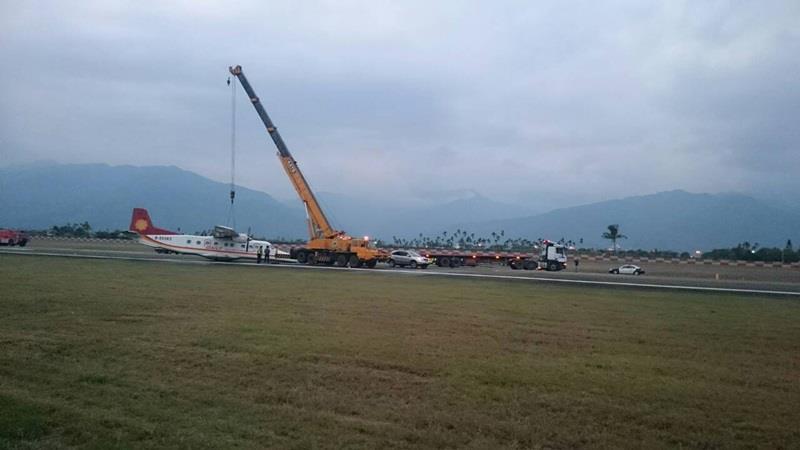 德安航空一架多尼爾飛機今(21)天下午在台東機場訓練飛行時，由於駕駛未放起落架就直接落地，造成機腹受損，但機上2名駕駛員都平安無事。圖：中央社   