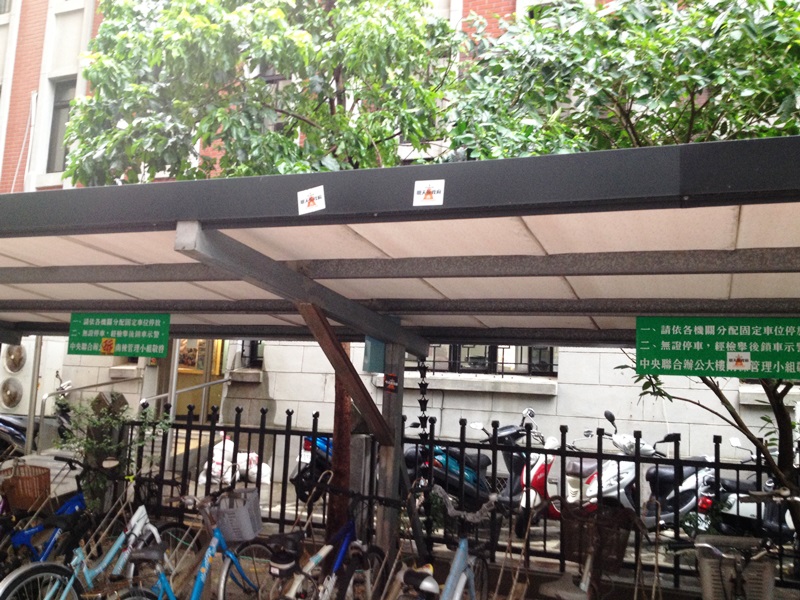 腳踏車棚留有「拆政府」貼紙。圖5：王立柔/攝   