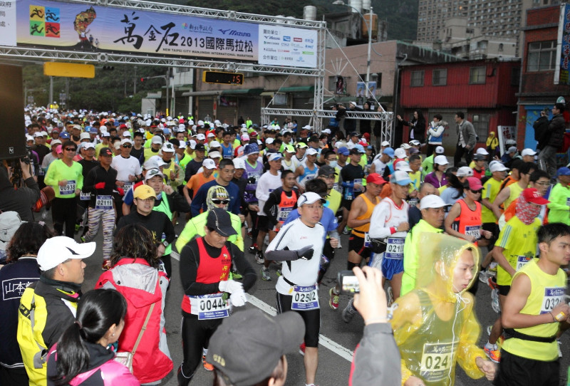 2013新北市MIZUNO萬金石國際馬拉松今（3）日開跑，吸引12000人以「跑」會友。（記者陳冠廷攝）   
