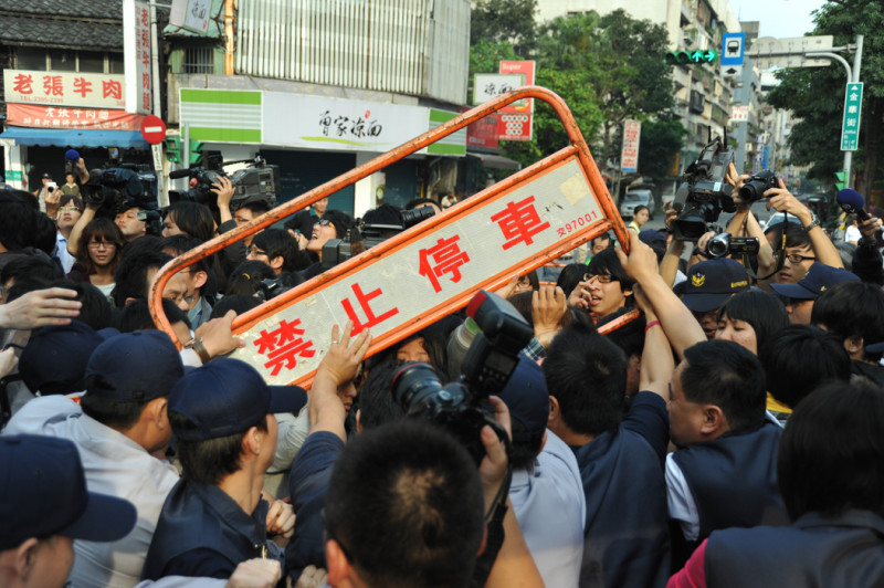 法務部與台北地方法院今（24）日將執行華光社區6戶屋舍的拆除工作，清晨5時50分工程機具進入金華街封鎖區，聲援學生與警方多次發生激烈推擠。圖：楊宗興/攝   