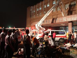 衛生署立新營醫院北門分院今（23）日清晨發生大火，造成12人死亡、超過50人以上受傷，是台灣醫療史上最嚴重的一場火警。圖片來源：中央社   
