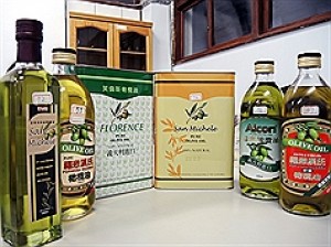 福懋的食用油日前不但被發現混大統黑心油，更涉嫌自行進銅葉綠素製造橄欖油。圖：中央社資料照片   