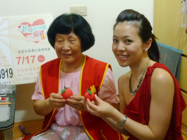 今日上午華山創世基金會與福音歌手杭士琁（Oli）拜訪67歲的李奶奶，陪同她為7月17日將於台北科技大學舉辦「心光閃耀 有愛不老」演唱會練習。圖片：張榮哲/攝   