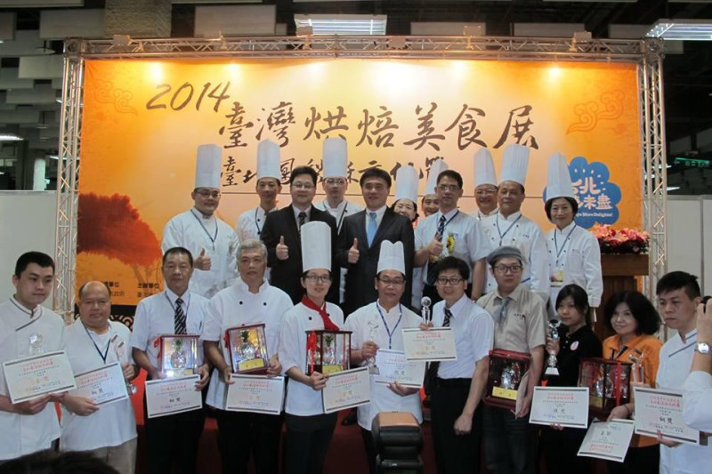 台北市長郝龍斌與鳳梨酥及牛軋糖大賽得獎者合影。圖：張容瑄/攝   